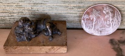 Presse-papiers en bronze patiné figurant...