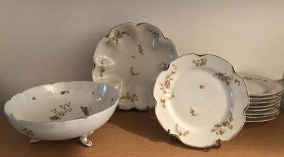 Partie de service à gâteaux en porcelaine...