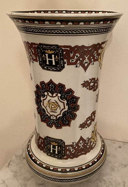 Vase cornet en faïence de Gien à décor des...