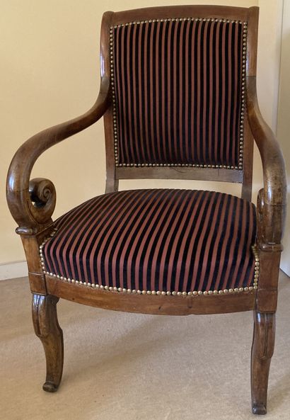 Fauteuil en acajou et bois fruitier, les...