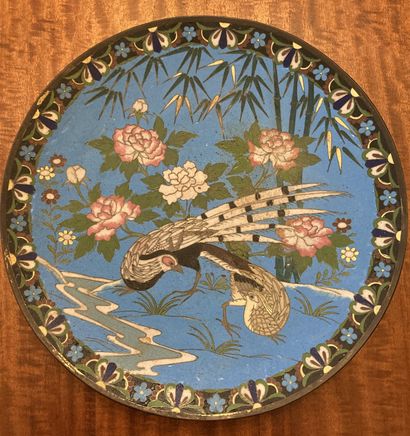 Plat rond en cloisonné à décor d'un couple...