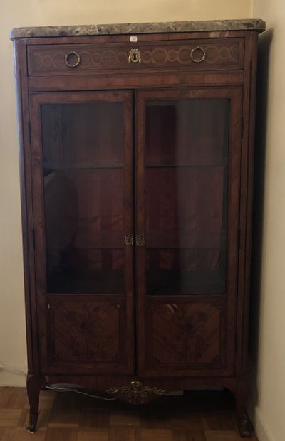 Vitrine en bois de placage et marqueterie....
