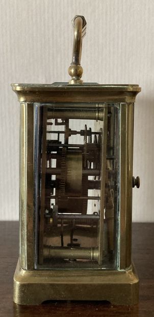 Pendulette à cage en bronze doré. À la partie...