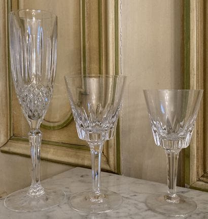Partie de service de verres à pied en cr...