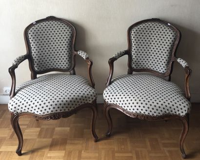 Paire de fauteuils en bois naturel mouluré...