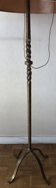 Lampadaire en fer battu patiné et doré, le...