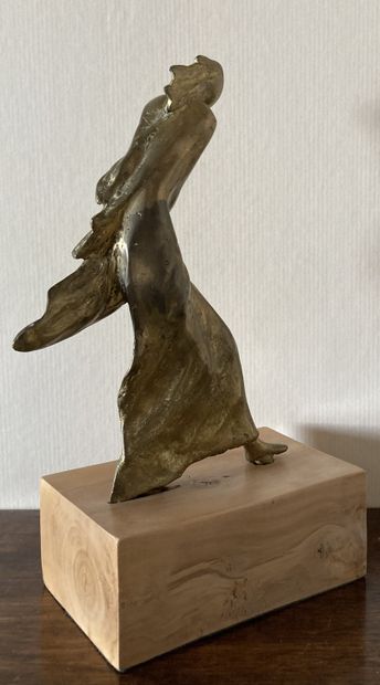 École MODERNE. Sculpture en bronze doré représentant...