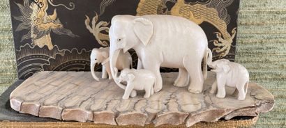 Deux okimonos en ivoire du Japon sculptés...