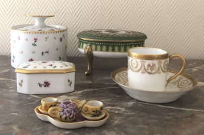 Bibelots en porcelaine : petit pot couvert...