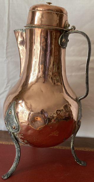 Grande verseuse en cuivre rouge, la prise...