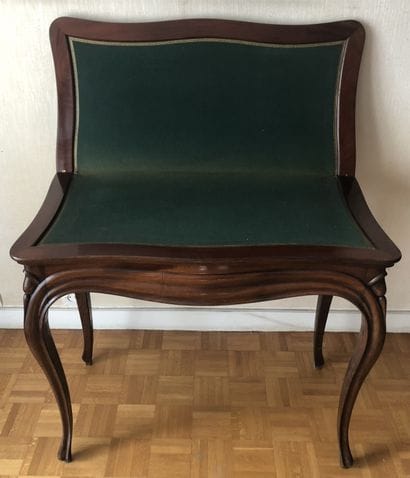 Table à jeu en acajou et placage d'acajou,...