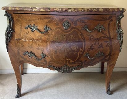 Commode à façade et côtés galbés en bois...