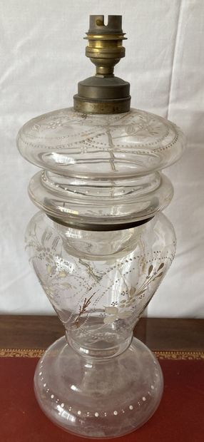 Ancienne lampe à pétrole en verre à décor...