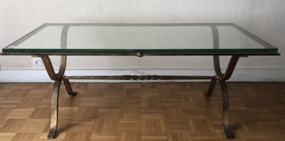 Table basse en fer battu patiné et doré,...