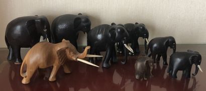 Caravane d'éléphants en palissandre. 

On...