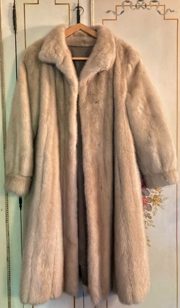 White mink coat. Size 38.