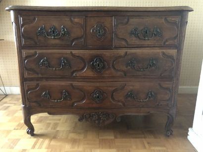 Commode en bois fruitier, la façade galbée...