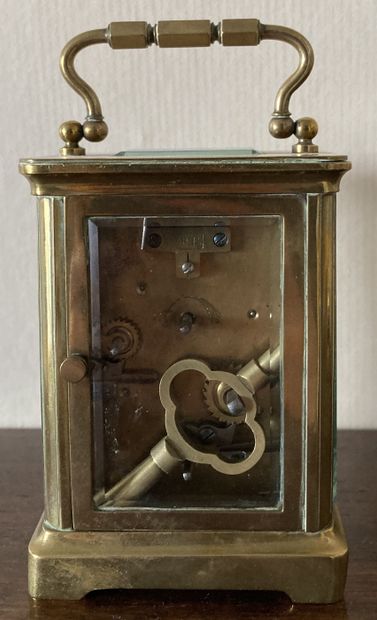 Pendulette à cage en bronze doré. À la partie...