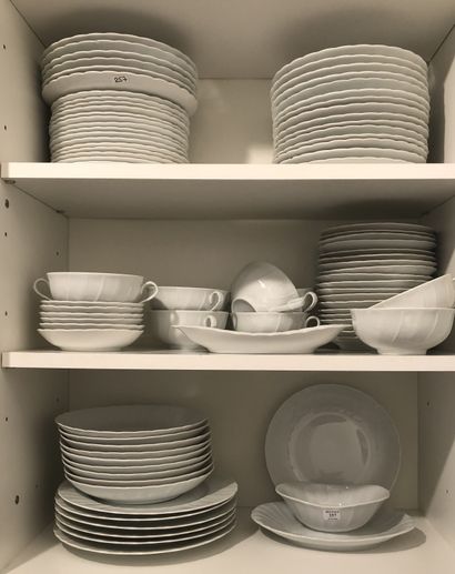 Partie de service de table en porcelaine...