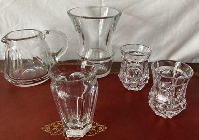 Cristaux : un vase à col cornet, un vase...