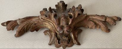 Deux frontons en bois sculpté et doré de...