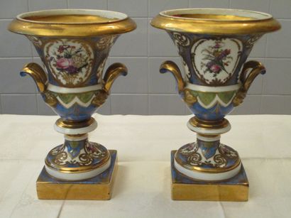 Paire de vases Médicis en porcelaine à décor...
