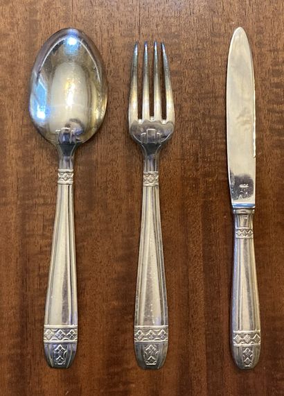Ménagère de couverts en métal argenté, l'extrémité...