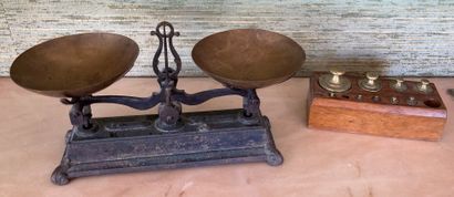 Bibelots : bassinoire miniature en cuivre...