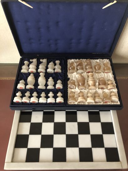 Jeu d'échec composé d'un damier en marbre...