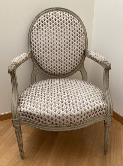 Armchair with flat back in medallion, in...