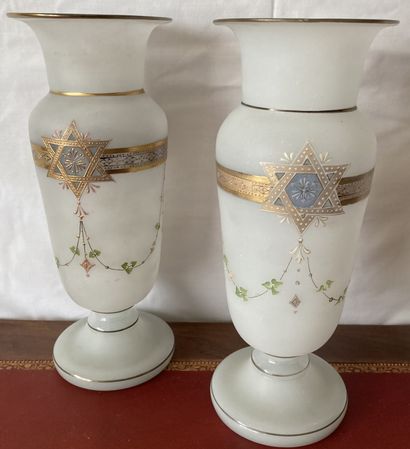 Paire de vases balustre en verre opalin blanc...
