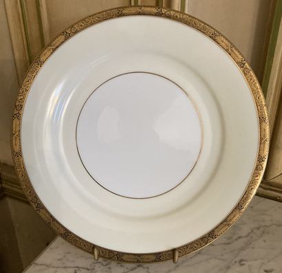 Partie de service de table en porcelaine...