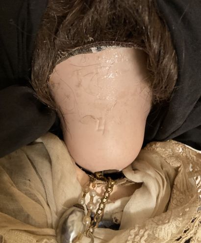 Poupée, la tête en porcelaine, marquée 