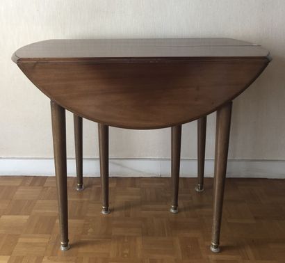 Table en acajou, le plateau rond à volets...
