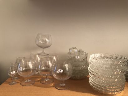 Mannette of crystals: six cognac glasses;...