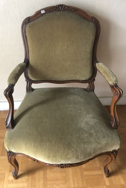 Fauteuil en bois naturel mouluré et sculpté...