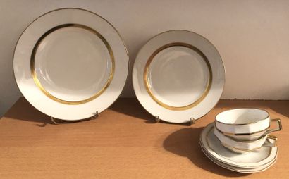 Partie de service de table en porcelaine...
