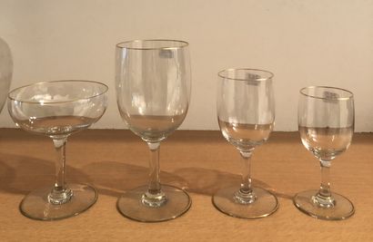 Partie de service de verre en cristal à décor...