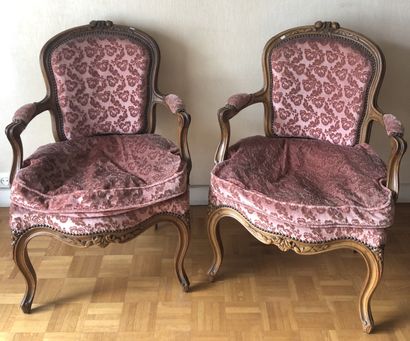 Paire de fauteuils en bois naturel mouluré...