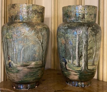 LE FRONT. Paire de grands vases en terre...