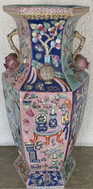 Grand vase en porcelaine de Chine à décor...