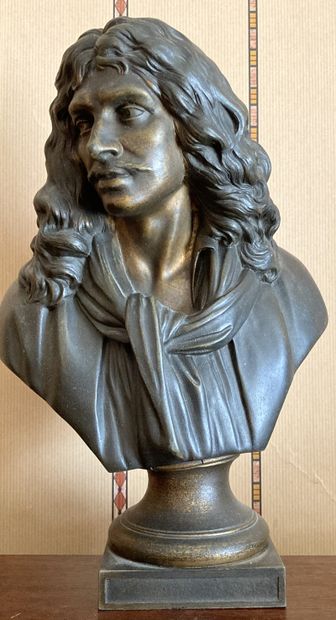 Buste de Molière en bronze à patine foncée...