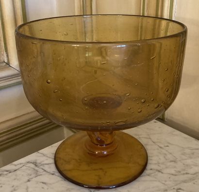 
Coupe à fruits en verre ambré bullé.
