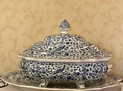 Faïences diverses à décor en camaïeu bleu...