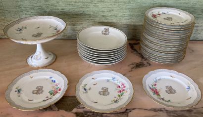 Partie de service de table en porcelaine...