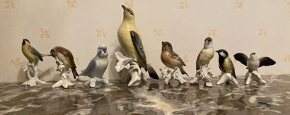 Huit statuettes de volatiles en porcelaine...