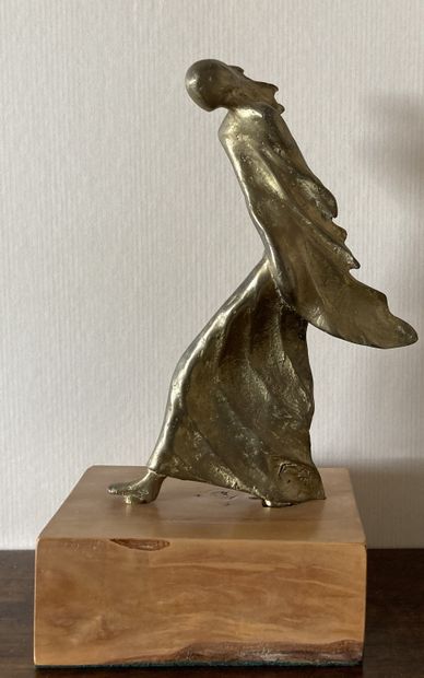 École MODERNE. Sculpture en bronze doré représentant...