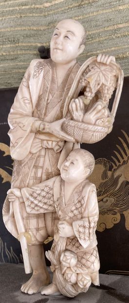 Deux okimonos en ivoire du Japon sculptés...