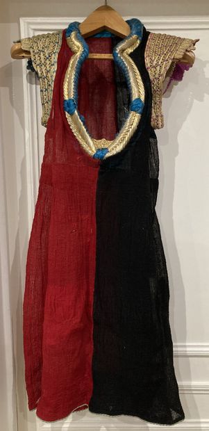 Robe en fils tressés noir et rouge. Le col...