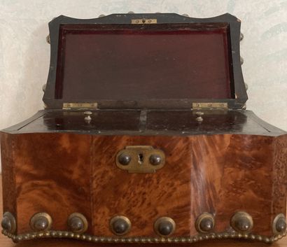 Boîte à thé en loupe, à décor de clous et...